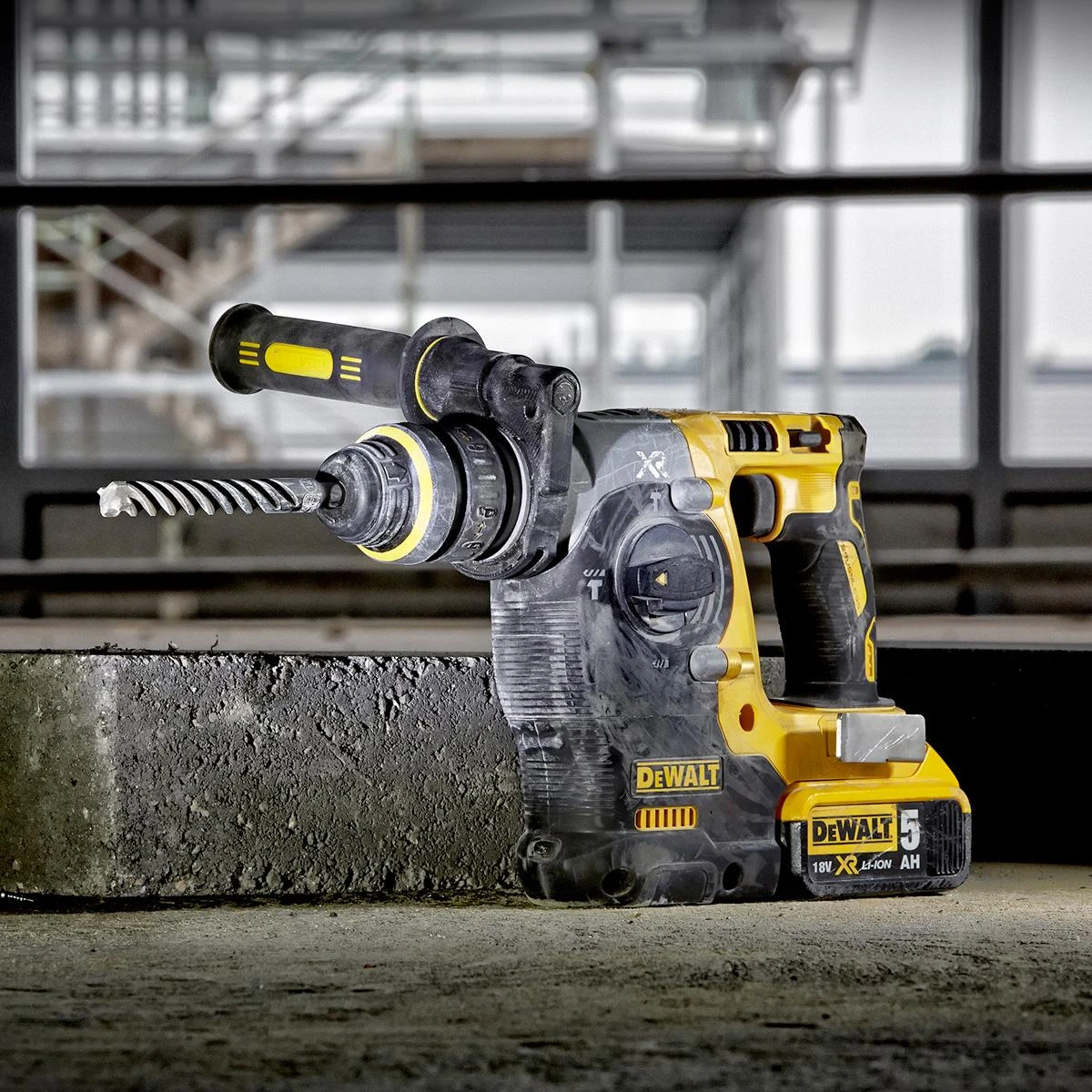 DEWALT akumuliatorinis perforatorius DCH274N, SDS-PLUS, 18V, 2.1J, papildomas griebtuvas, be akumuliatoriaus ir kroviklio
