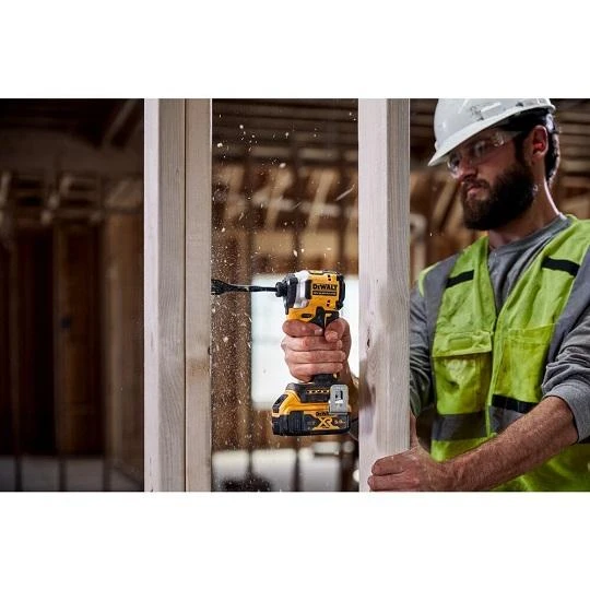 DeWalt smūginis suktuvas medinio karkaso gręžimo metu