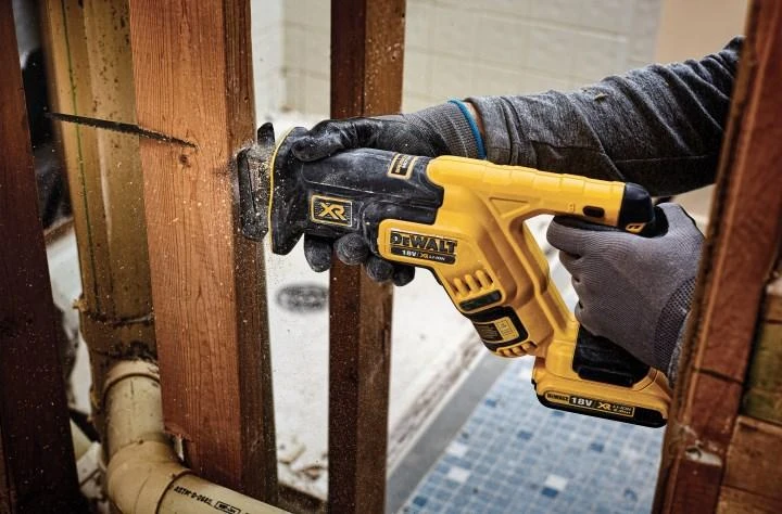 DeWALT DCS367NT tiesinis pjūklas 18V be akumuliatoriaus ir kroviklio
