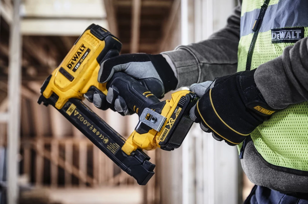DEWALT STAPLER 18V 2x2,0Ah DCN701D2
