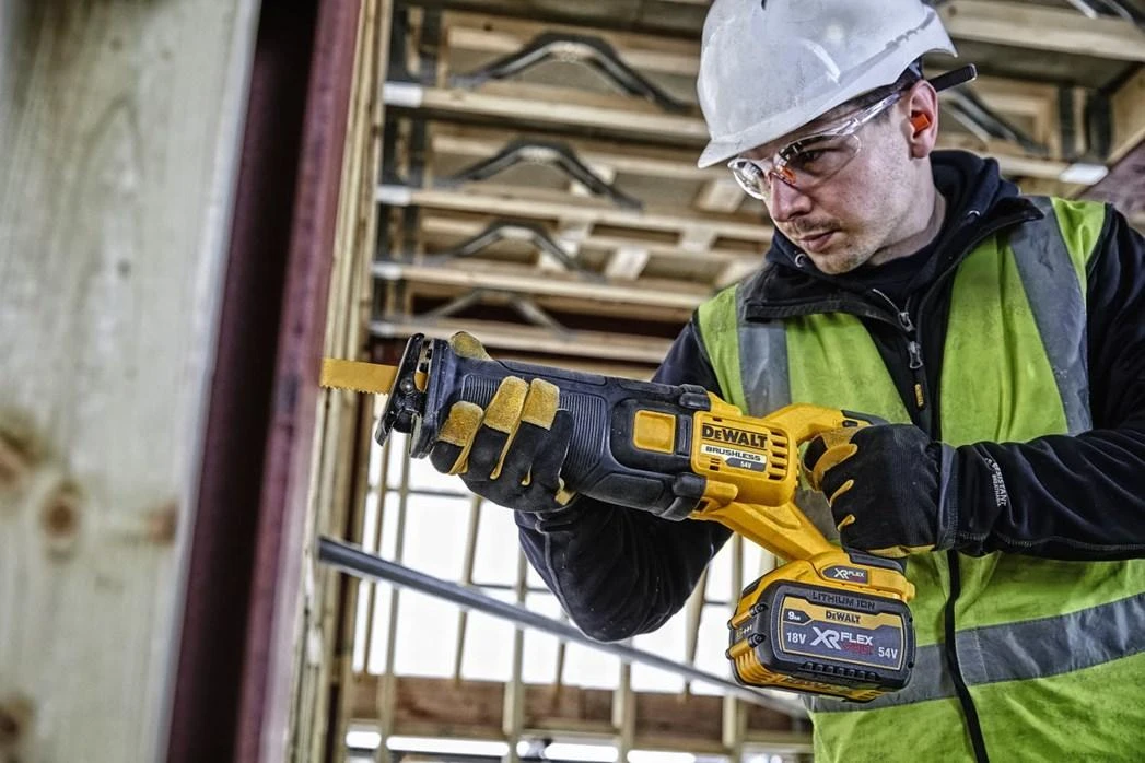 Akumuliatorinis tiesinis pjūklas DeWalt DCS389X2-QW; 54 V; 2x9,0 Ah akum.