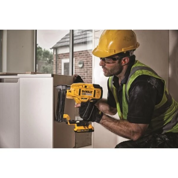 Akumuliatorinis kabių kalimo įrankis DCN681N korpusas, kart, DeWalt