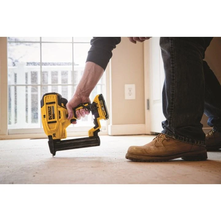 Akumuliatorinis kabių kalimo įrankis DCN681N korpusas, kart, DeWalt