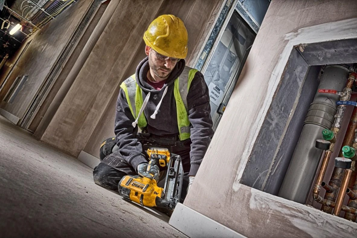 Akumuliatorinė viniakalė DeWalt DCN660NT-XJ, 63mm, 18V (be akumuliatoriaus ir kroviklio)