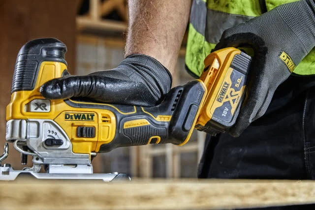 Akumuliatorinis siaurapjūklis DeWalt DCS335P2; 18 V; 2x5,0 Ah akum.