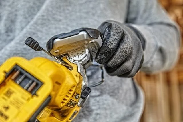 Akumuliatorinis siaurapjūklis DeWalt DCS334P2-QW; 18 V; 2x5,0 Ah akum.