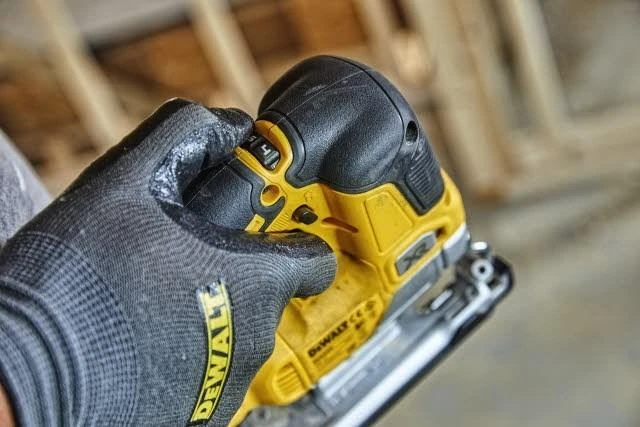 Akumuliatorinis siaurapjūklis DeWalt DCS334P2-QW; 18 V; 2x5,0 Ah akum.