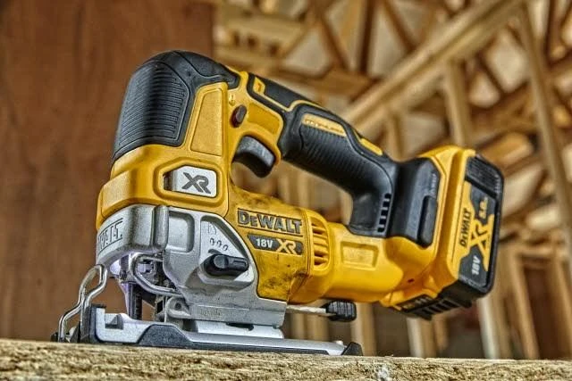 Akumuliatorinis siaurapjūklis DeWalt DCS334P2-QW; 18 V; 2x5,0 Ah akum.