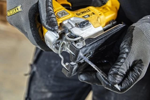 Akumuliatorinis siaurapjūklis DeWalt DCS334P2-QW; 18 V; 2x5,0 Ah akum.