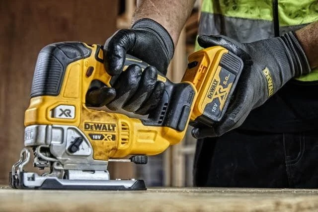 Akumuliatorinis siaurapjūklis DeWalt DCS334P2-QW; 18 V; 2x5,0 Ah akum.