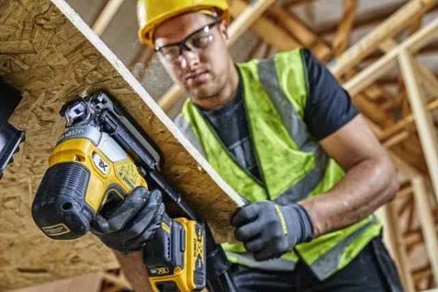 DEWALT akumuliatorinis siaurapjūklis DCS335NT 18V be akumuliatoriaus ir kroviklio su lagaminu TSTAK