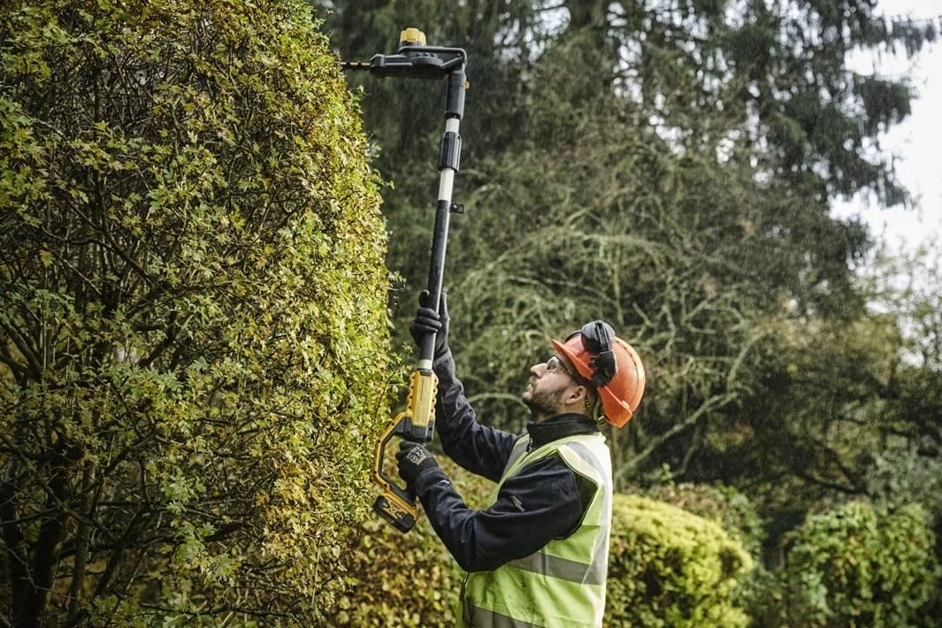 DEWALT akumuliatorinės gyvatvorių žirklės ilgu kotu DCMPH566P1 18V 55cm 1x5,0Ah
