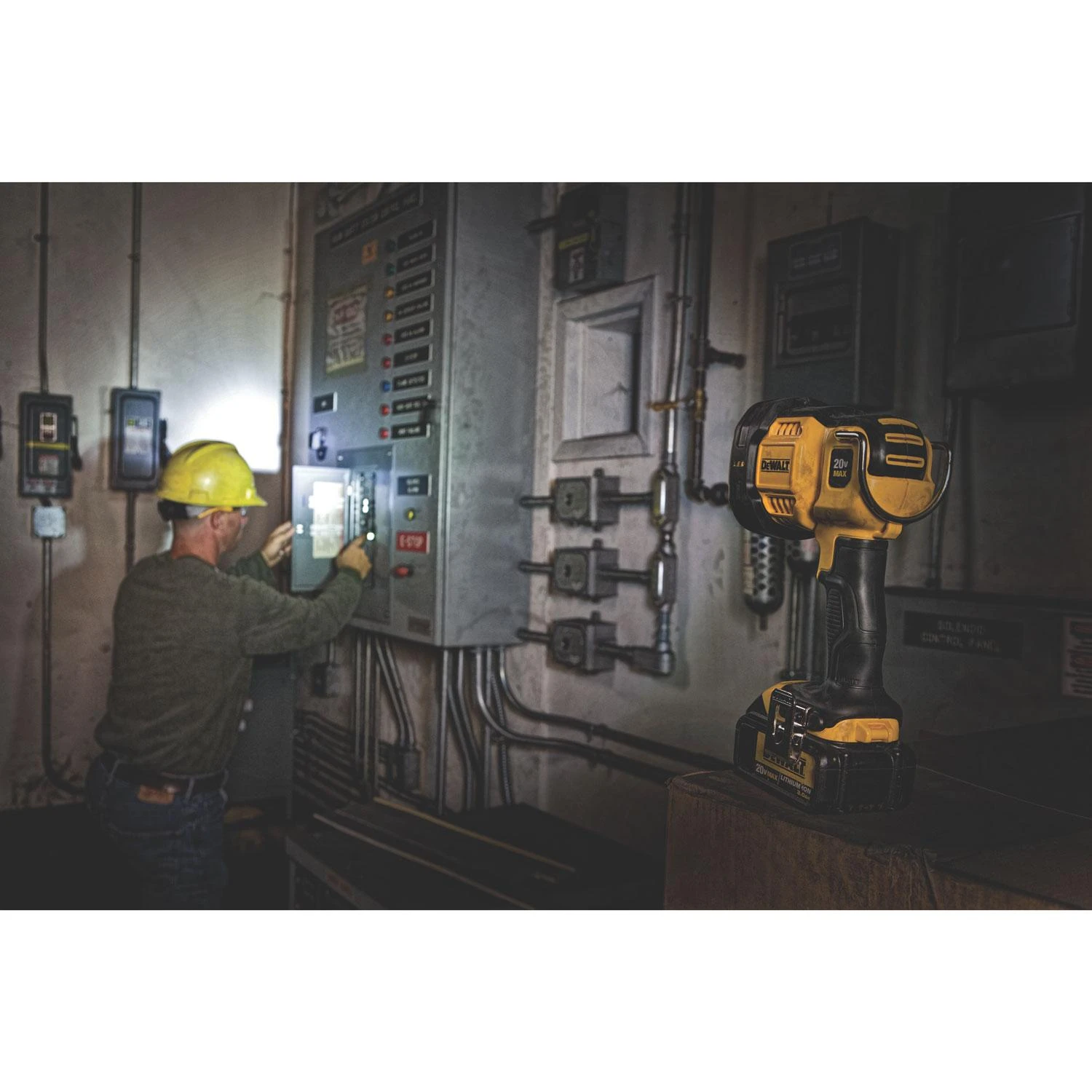 DeWalt akumuliatorinis prožektorius DCL043-XJ, 18 V, be akumuliatoriaus ir kroviklio