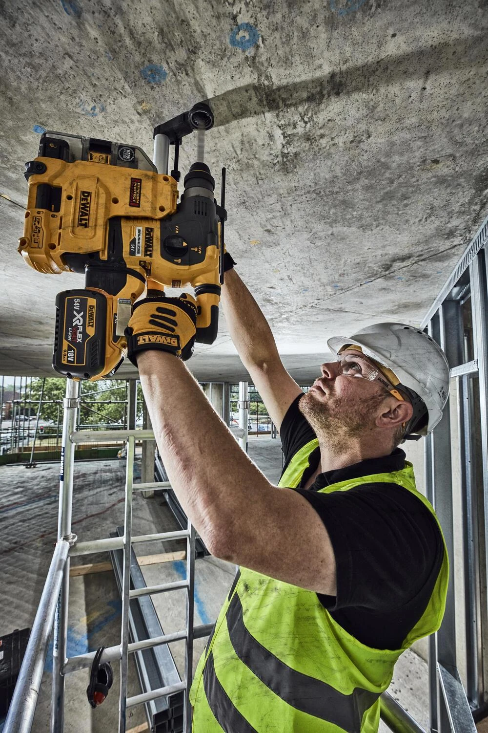 Perforatorius DeWalt DCH335X2; 3,5 J; SDS-plus; 54 V; 2x9,0 Ah akum.