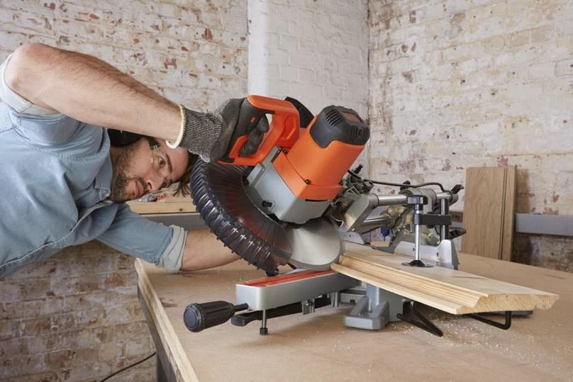 Black & Decker skersinio pjovimo staklės BES710-QS, 2100W, 254mm
