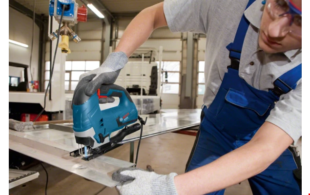 Siaurapjūklis Bosch GST 90 BE 650W kartoninė pakuotė