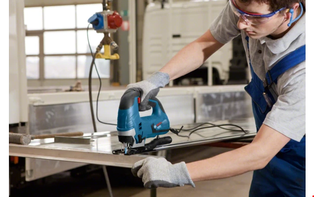 Siaurapjūklis Bosch GST 90 BE 650W kartoninė pakuotė