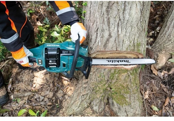 Grandininis pjūklas akumuliatorinė pilarka grandininis 40cm, 40V max XGT, Makita [UC030GZ01] + Dovana rękawice