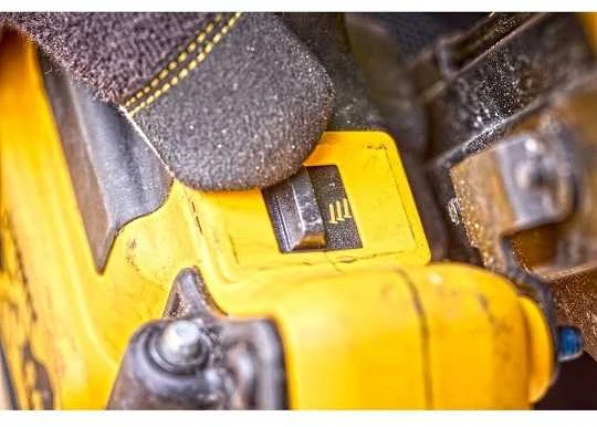 DeWalt DCN930N viniakale: gylio reguliavimo jungiklis