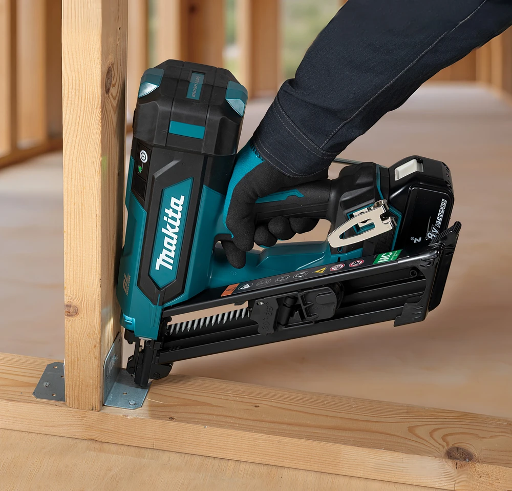 Akumuliatorinė vinių kalimo mašina apvaliagalvėms vinims 38-64mm, LXT, 18V, Makita [DBN640ZK]