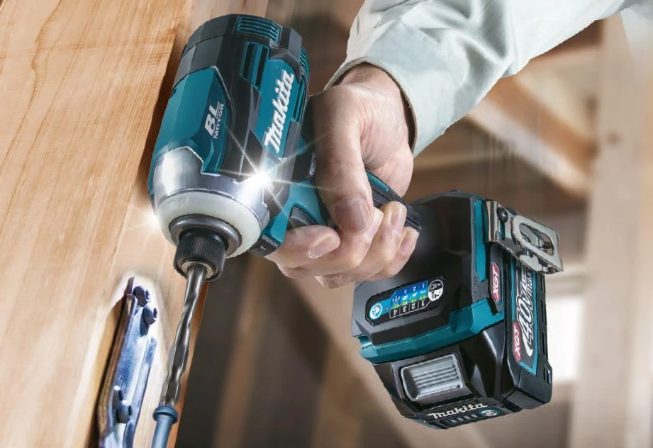 Makita TD001GM201 Smūginis suktuvas XGT, 1/4", 220Nm, bešepetėlinis variklis, 2X4,0Ah, greitasis kroviklis; MAKPAC lagaminas