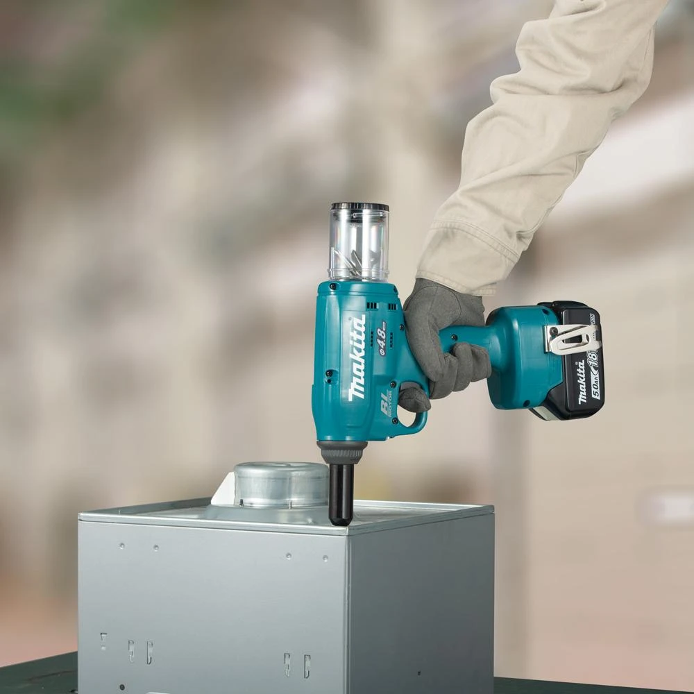Makita DRV150ZJ kniediklis darbo metu