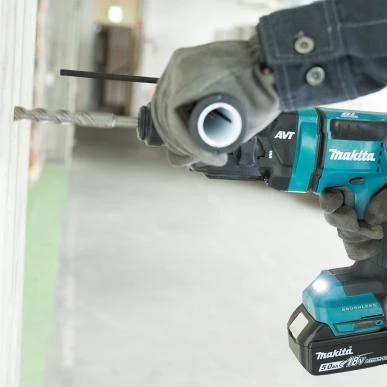 Makita DHR182RTJ perforatoriaus gręžimo procesas