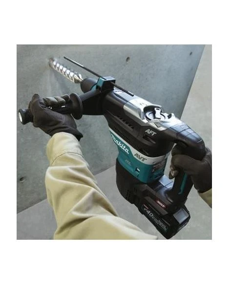 Makita HR005GM202 perforatorius gręžimo procese