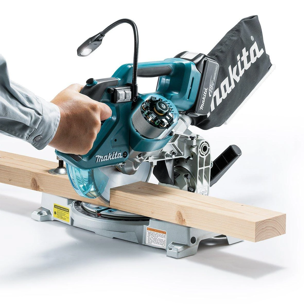 Makita DLS600Z staklės pjaunant medieną su LED lempa