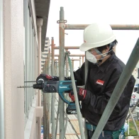 Makita perforatorius naudojimo metu