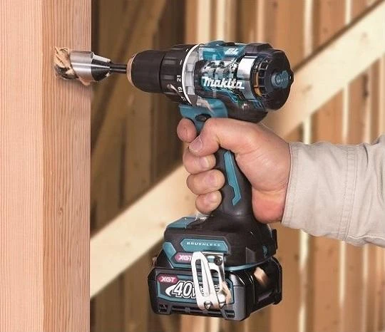 Makita HP002GZ gręžimo medienoje metu