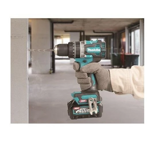 Makita HP002GZ gręžtuvas darbo procese