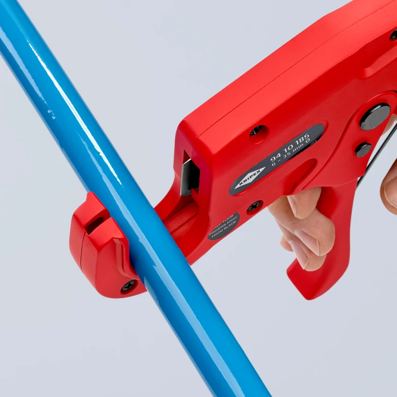 Plastikinių vamzdžių kirpimo įrankis KNIPEX