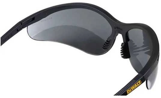 Dewalt apsauginiai akiniai su tamsintais lęšiais