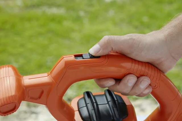 Lapų siurblys-pūstuvas Black & Decker BEBLV260