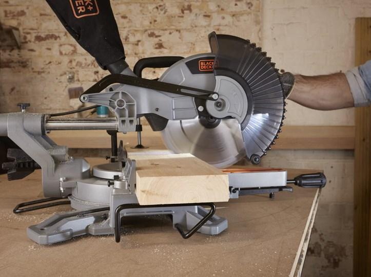 Black & Decker Skersinio pjovimo staklės BES700-QS; 1600 W; 216 mm