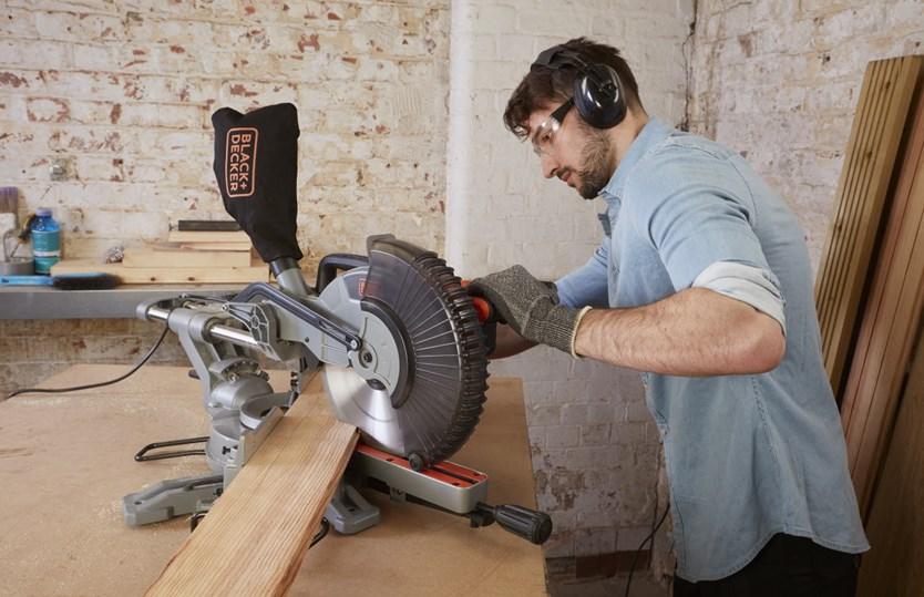 Black & Decker Skersinio pjovimo staklės BES700-QS; 1600 W; 216 mm