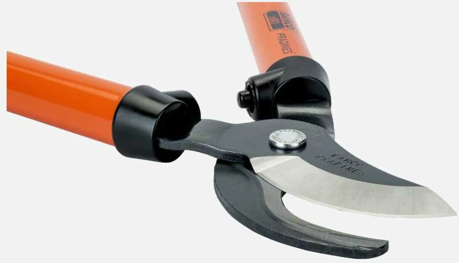 Bahco TRADITION serijos profesionalios šakų žirklės prasilenkiančiais ašmenimis. Guminiai amortizatoriai.L 450 mm. Kerpa iki 40 mm šakas. Yra keičiamų dalių