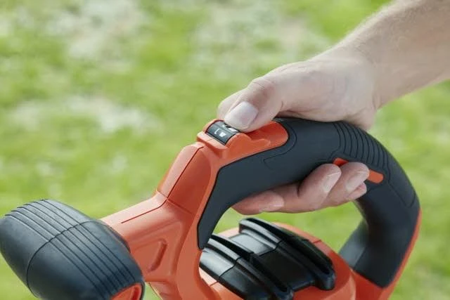 Lapų pūstuvas-siurblys Black & Decker BEBLV301-QS