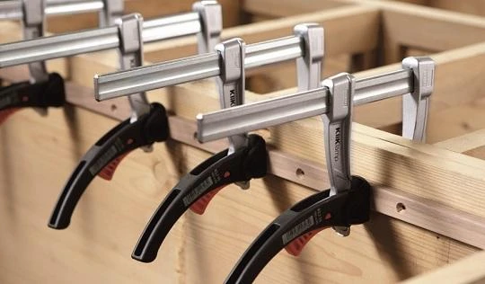 rinkinys: 2 x svirties spaustukai plienas KLI20, 200x80mm KliKlamp + Multitool, Bessey [KLI-SET-A] Juodas Edition