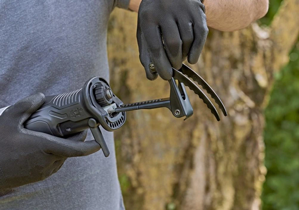 Black & Decker Juodas & Decker Tiesinis pjūklas Juodas & Decker BES301-QS; 750 W