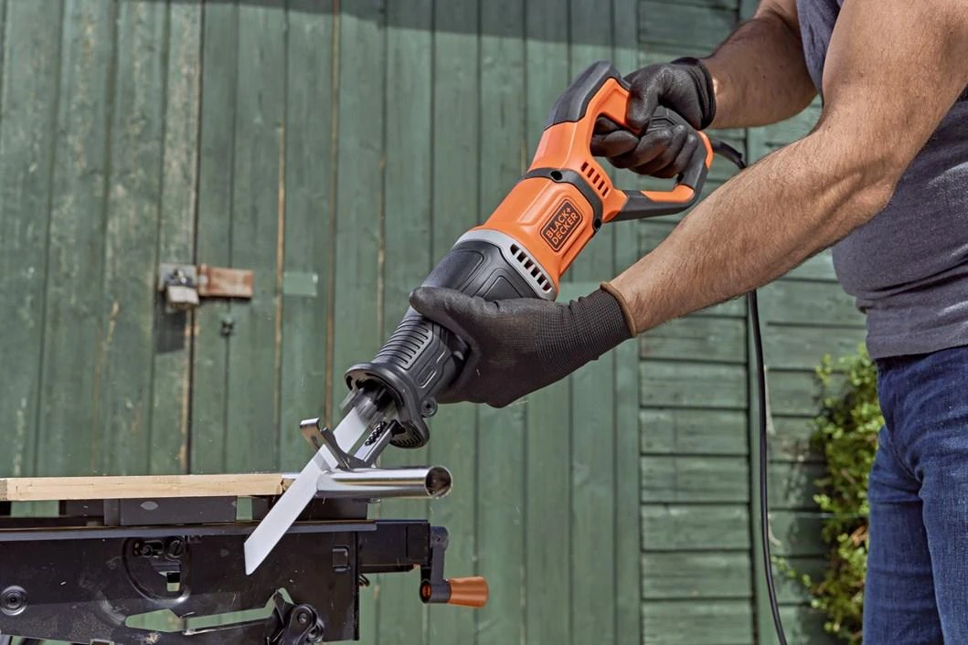 Black & Decker Juodas & Decker Tiesinis pjūklas Juodas & Decker BES301-QS; 750 W