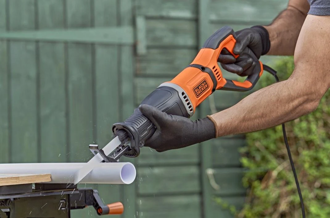 Black & Decker Juodas & Decker Tiesinis pjūklas Juodas & Decker BES301-QS; 750 W