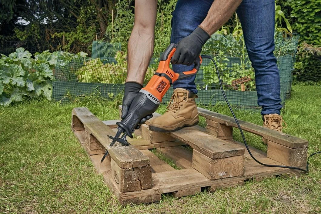 Black & Decker Juodas & Decker Tiesinis pjūklas Juodas & Decker BES301-QS; 750 W