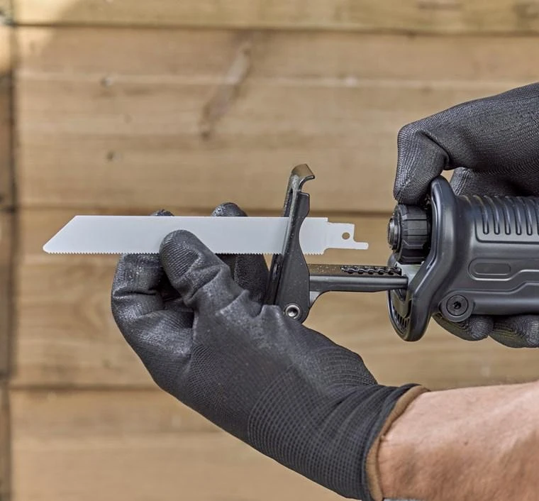Black & Decker Juodas & Decker Tiesinis pjūklas Juodas & Decker BES301-QS; 750 W