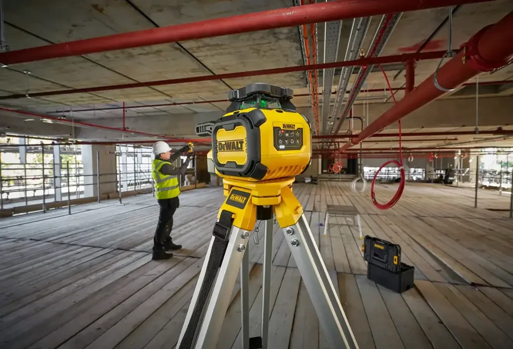 samopoziomujący laser sukamasis su wiązką žalia, USB-C, 40 m, DeWalt [DCLE15221GL-QW]