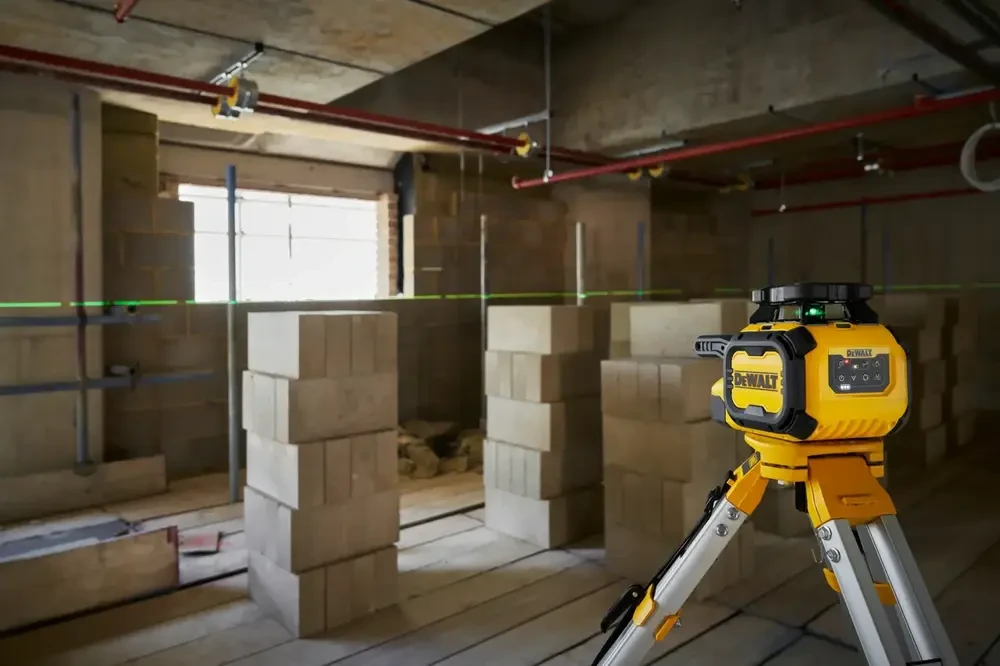 samopoziomujący laser sukamasis su wiązką žalia, USB-C, 40 m, DeWalt [DCLE15221GL-QW]