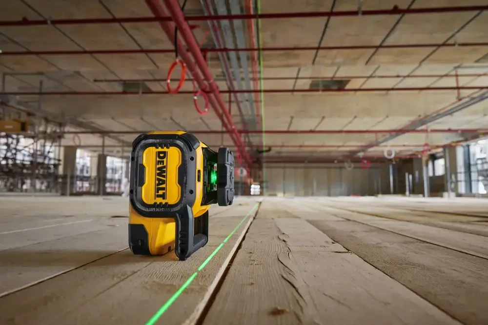 samopoziomujący laser sukamasis su wiązką žalia, USB-C, 40 m, DeWalt [DCLE15221GL-QW]