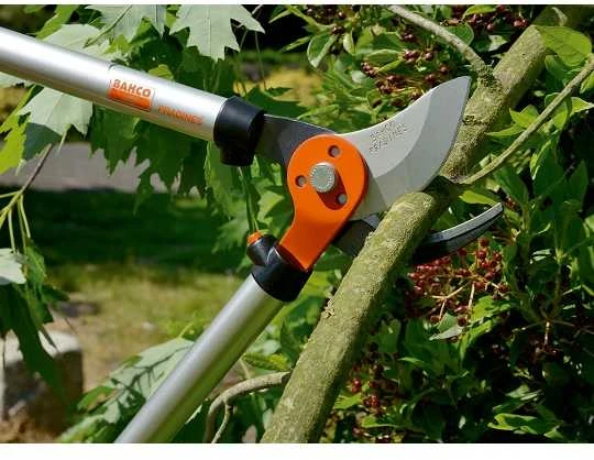 Bahco EXPERT Šakų žirklės prasilenkiančiais ašmenimis. Super lengvos aliuminio rankenos. Guminiai amortizatoriai. Bendras ilgis 600 mm. Kerpa iki 40 mm šakas