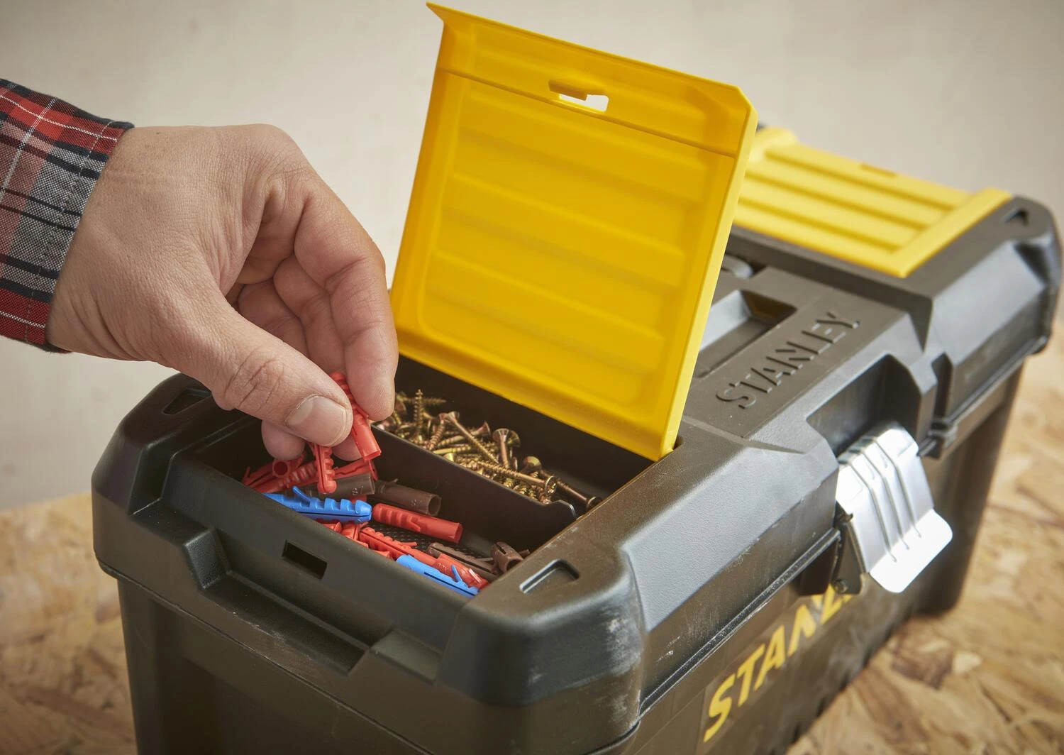 Įrankių dėžė Stanley 16" Essential su metaliniais užraktais STST1-75518